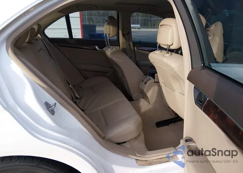 2013 Mercedes-Benz C 250 Sport z USA, uszkodzony, nr VIN WDDGF4HB2DR287519